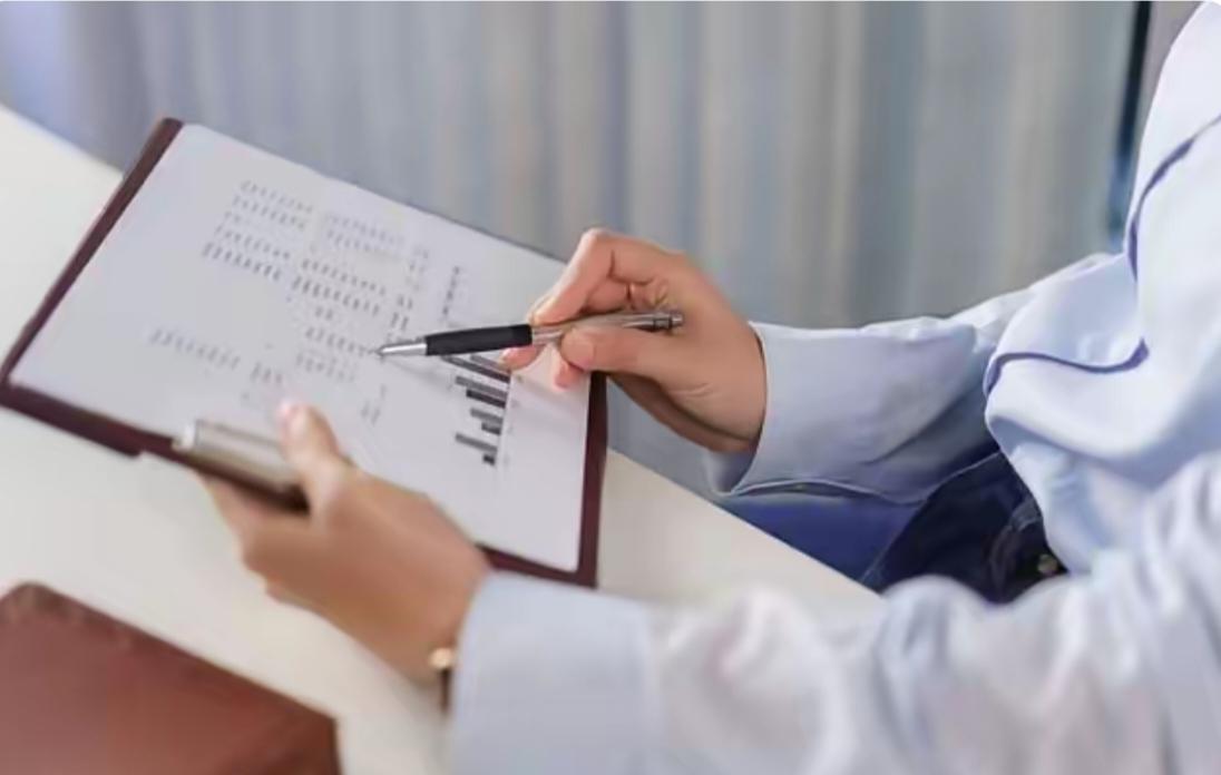 武汉14岁男孩小天，在家休息时用指甲剪给自己剪了个指甲，不小心剪破了手指，看到流