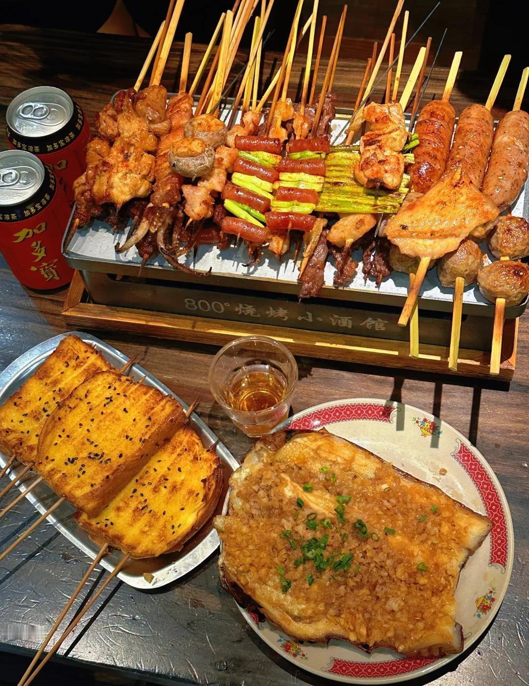 广州烧烤🍖真神‼️听着民谣撸串绝了
🥬全场自助取菜，菜品款式超多，选择眼花缭