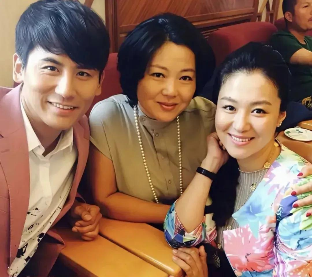 于晓光，从主演《毛岸英》到《满仓进城》，塑造了不少经典角色，他和王茜华、沈傲君似