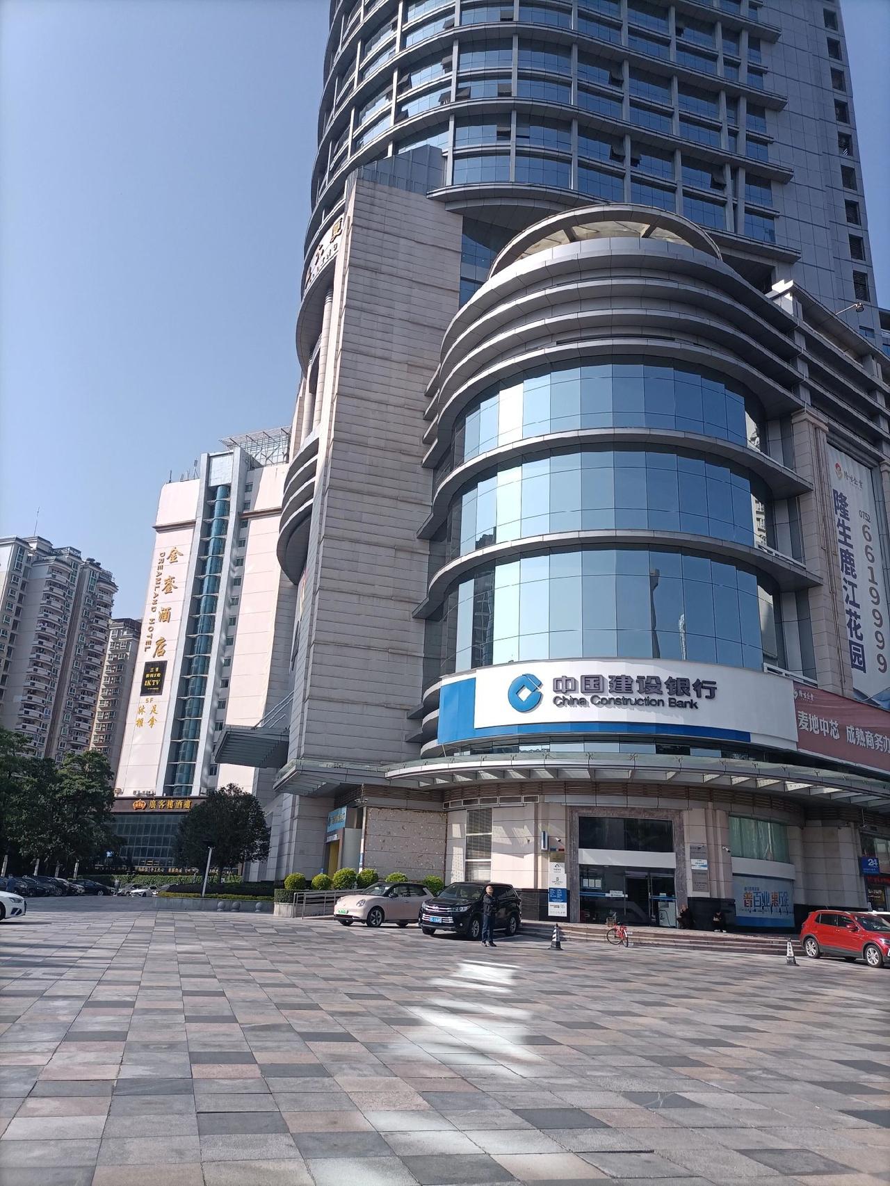 惠州有个很奇特的现象，城管很少见，都是荷枪实弹的武警。 第一次是在隆生商业广场(