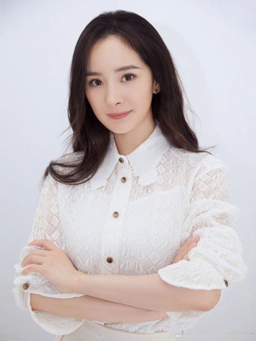 杨幂  🦊杨幂misssixty全球品牌代言人 我以为放弃也算一种成全，却忘记