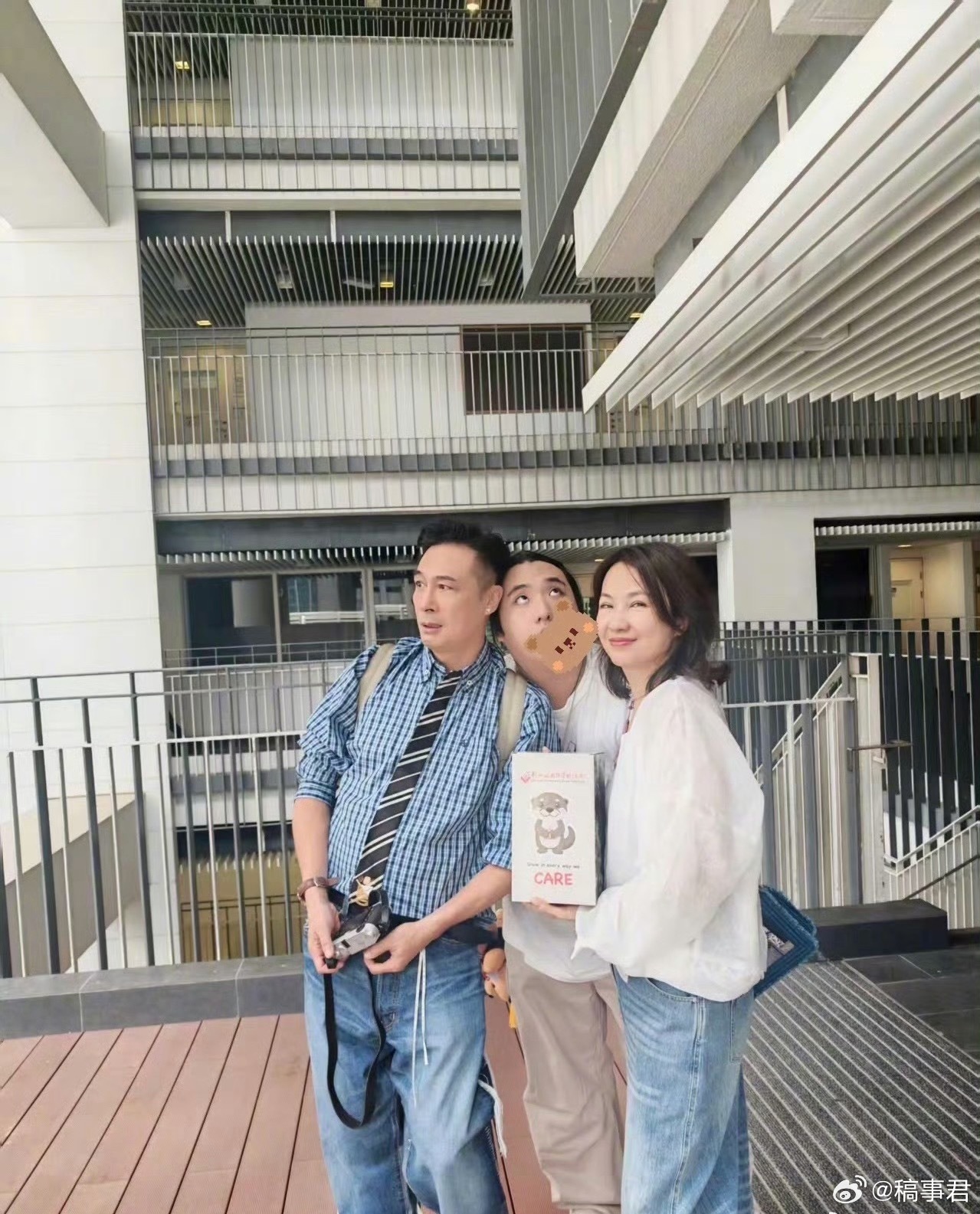 费曼回忆上小学时被霸凌光环并不能隔绝校园里的伤害，费曼谈起小时候的经历也让人唏嘘