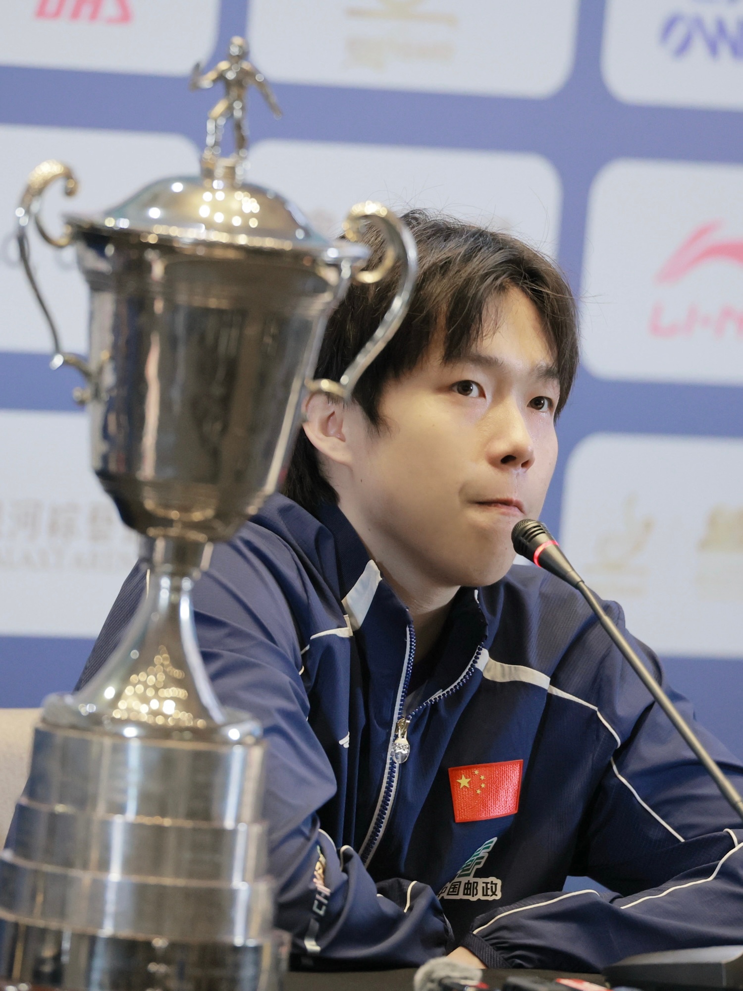 王楚钦 这个角度好像在和奖杯贴贴噢🥰 