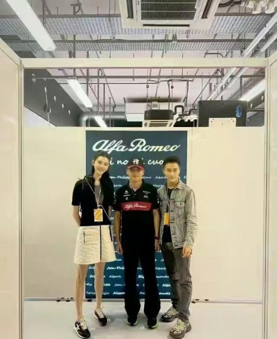 奚梦瑶能嫁入豪门不是没有理由的，这情商太高了，只要不挨着何猷君合照，她就站直了…