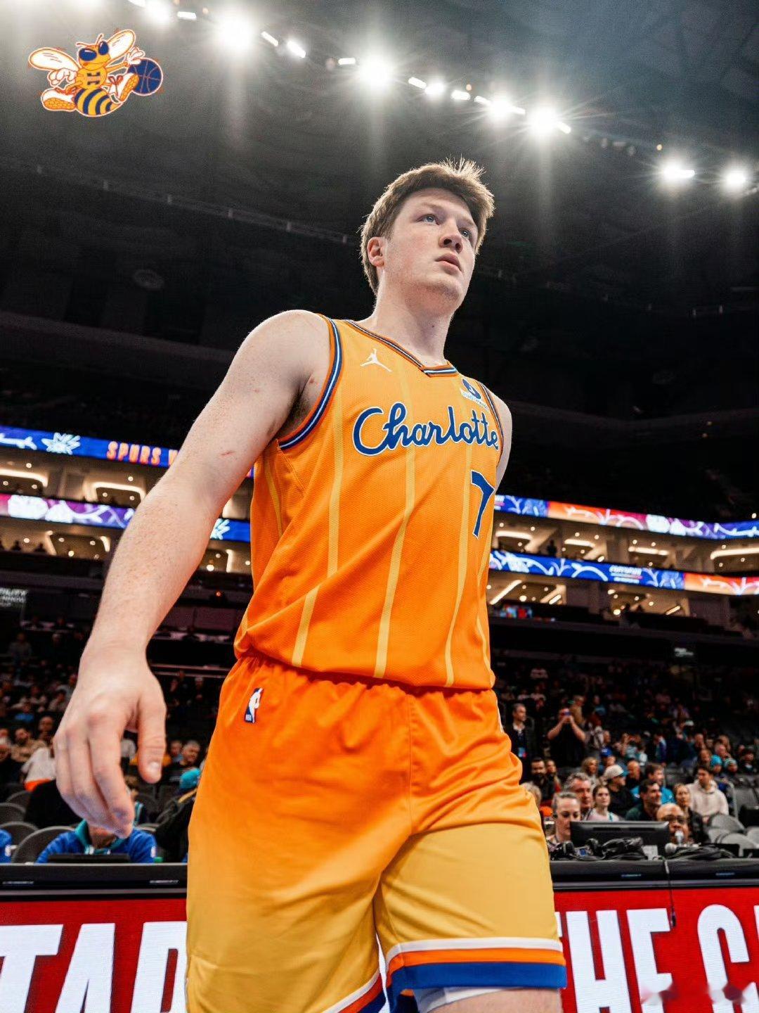 KON神这名球员太招人喜欢了，马不停蹄的敏捷奔跑、手递手、传切、突分、快速出手，