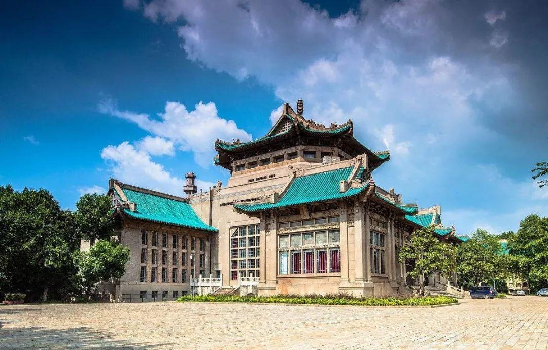 武汉大学全面放开校园的第一个周末，吸引了大量游客前往打卡，短时间内大量突然涌进很