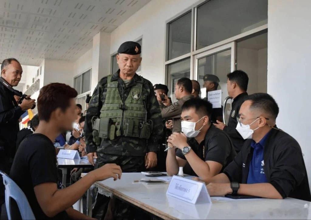 11 月 1 日上午 7 点，泰缅边境指挥中心（达府）发布报告称，自缅甸军方接管
