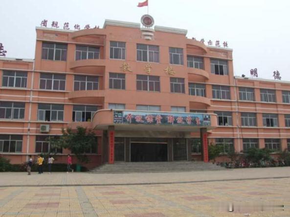 学历并非改变命运的最快途径。当下学历贬值速度超通胀，十六年苦读换来的文凭，或许刚