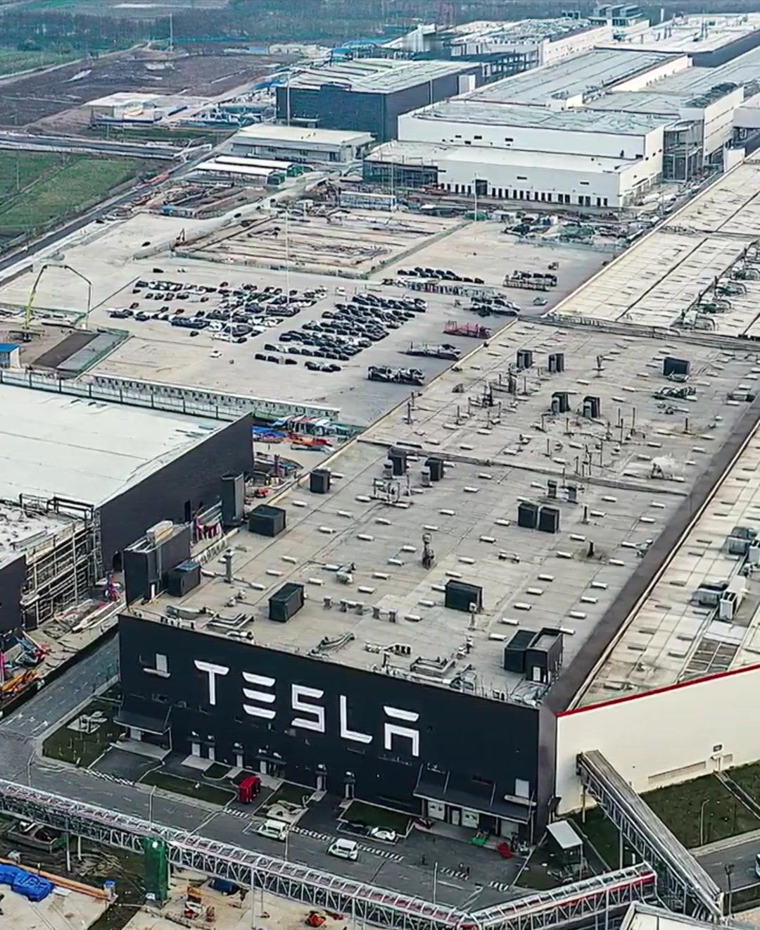 特斯拉上海超级工厂给国内企业打了一个样，员工福利虽然和国外超级工厂比还有差距，但