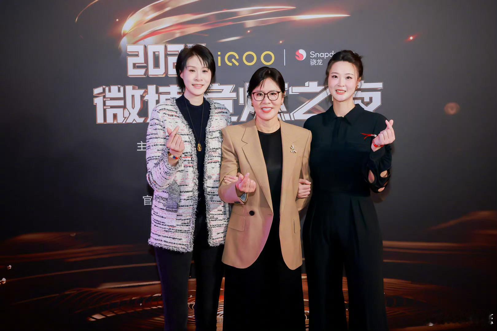 转发自赵蕊蕊在 的美图，这是她和郎导、惠若琪的合影。其他人和她们合照还需谨慎啊，