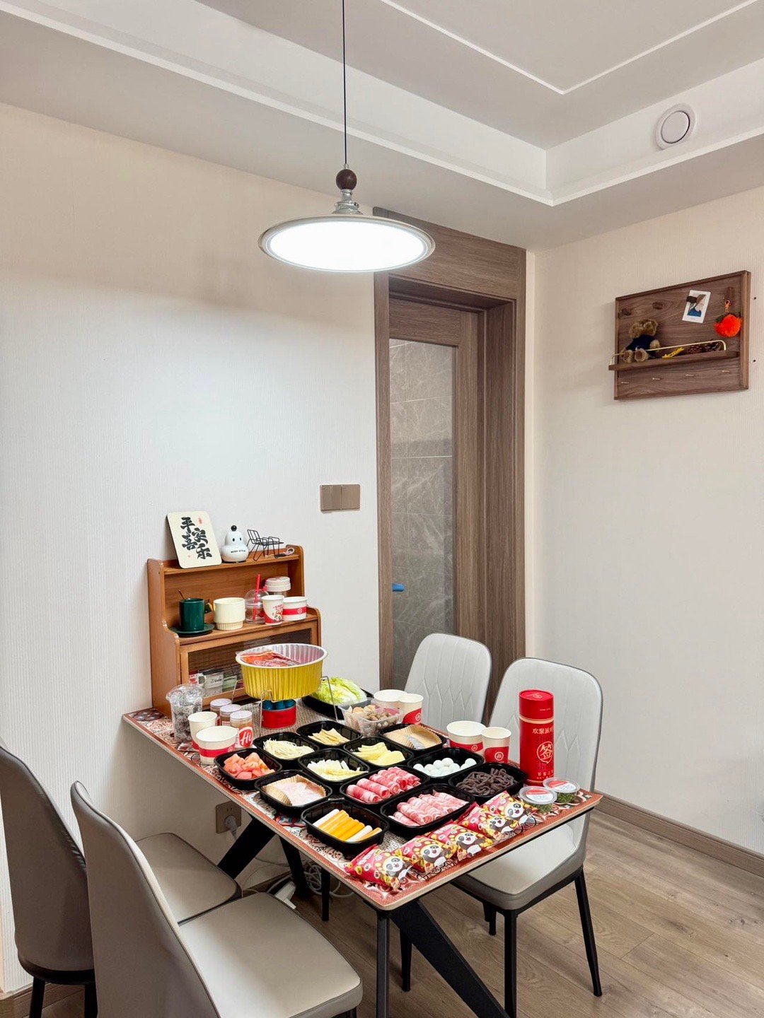 爱你老己周末见 打工人的周末特权：把“凑活”调成“顶配”，把“委屈老己”换成“投