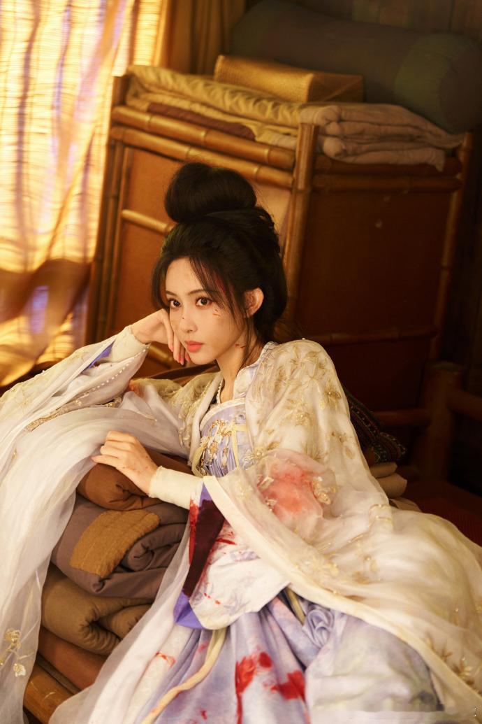 尚公主 孟子义妆造 妆造把公主的贵气与媚态融合得恰到好处，一眼沦陷，这就是钓系美