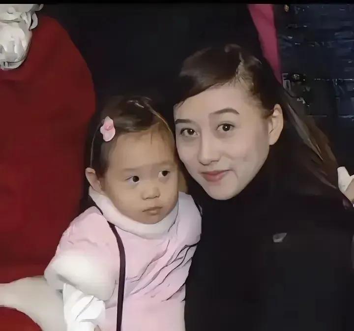 李连杰是个帅哥，利智也是美女，怎么女儿不太好看，长的谁都不像，不知道他们女儿像谁