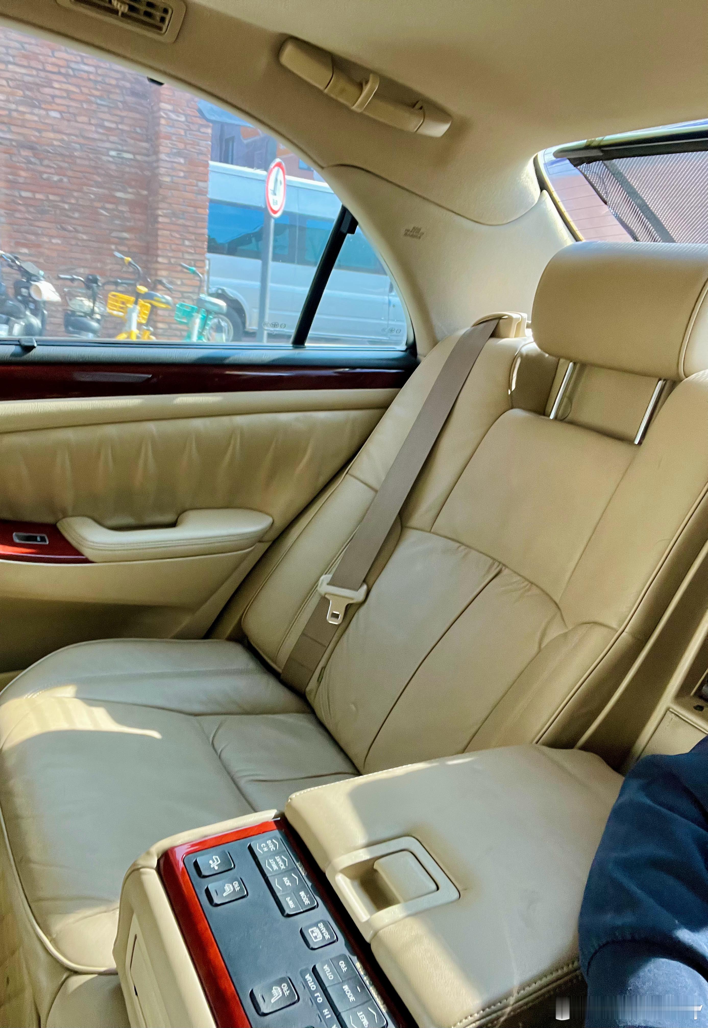 坐高级皇冠的后排真享受啊这座椅真的观感触感都很棒，虽然座椅本身一般，但是打开副驾