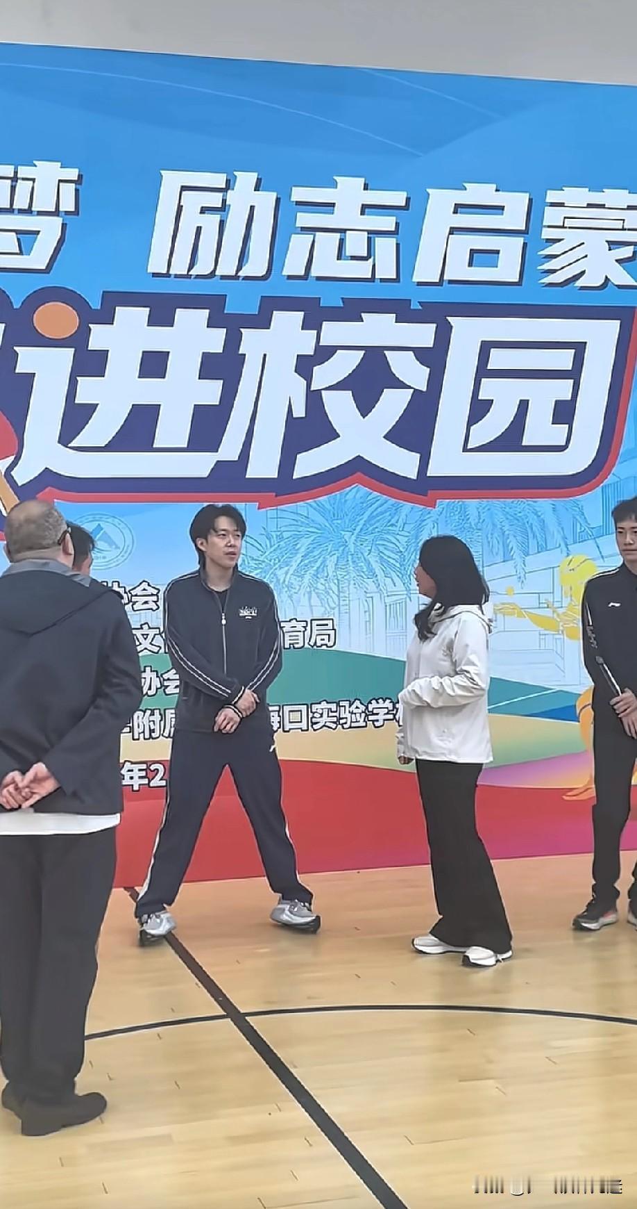 王楚钦这站姿比在自己家都随意。王楚钦这孩子太忙了，一天天的，不是训练就是比赛，要