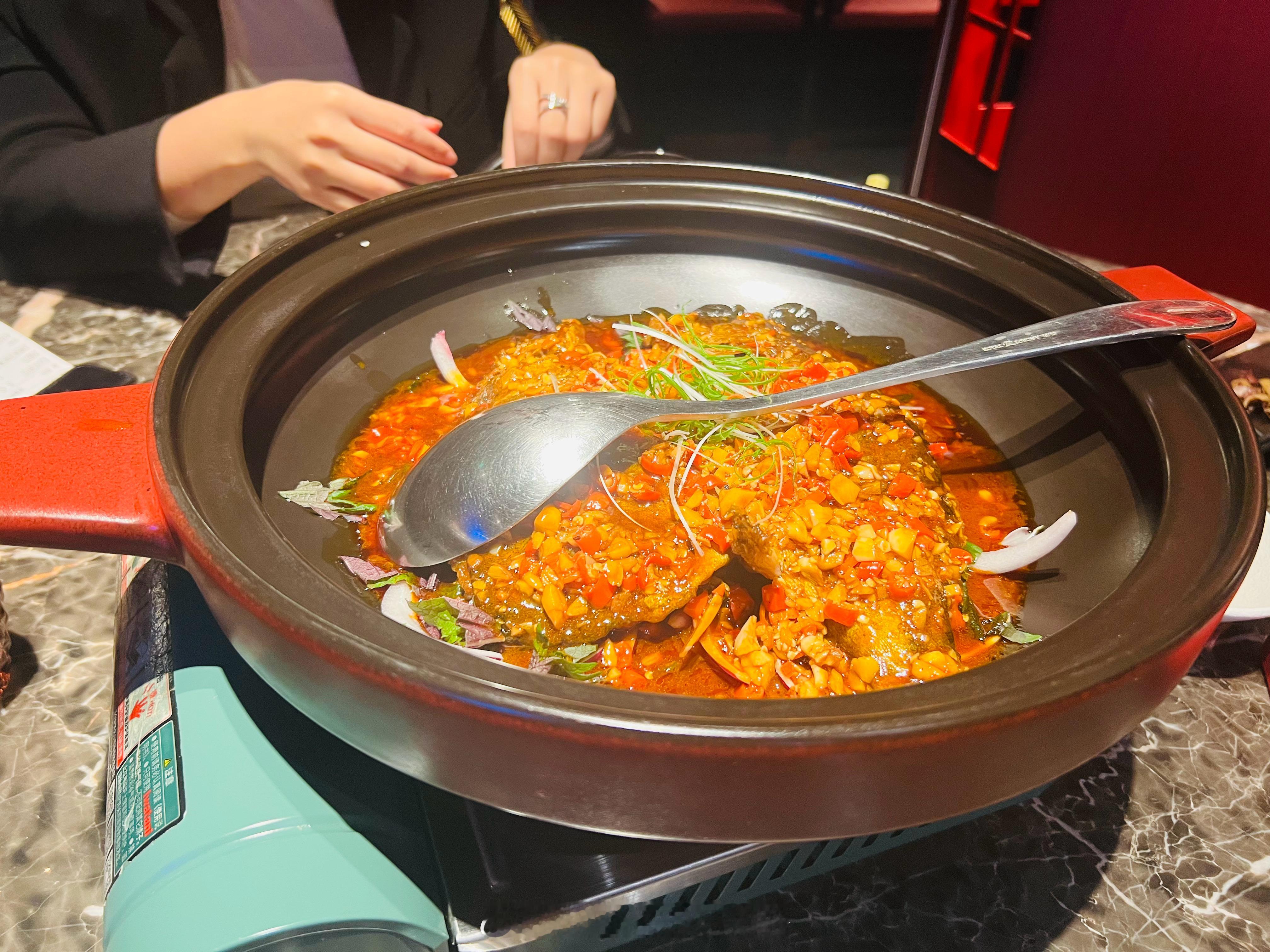 对于黄金的疯涨很多人不理解，主要源于两方面：一方面是，跟风买盘，有太多的资金流入