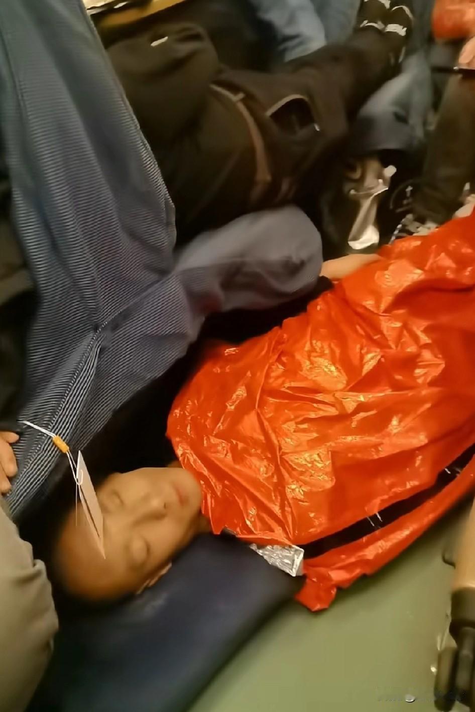 有钱没钱，回家过年，人家活得好好的，可能只是太累了，只是想睡一觉
这年头又瘦又黄