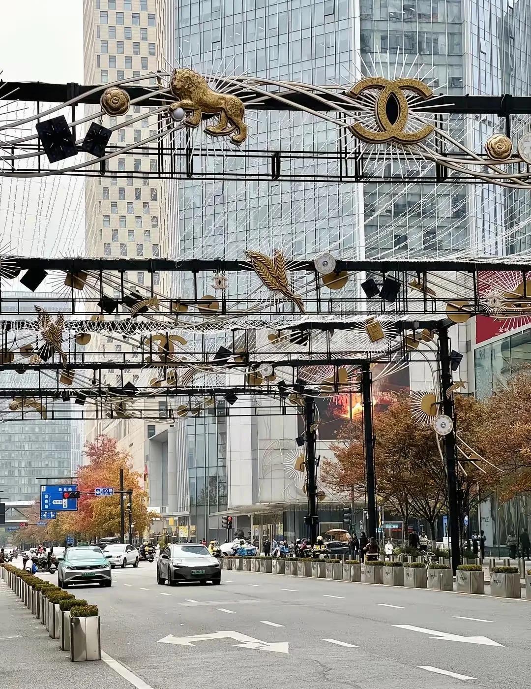 杭州万象城这个外面的路上走着的时候
感觉头顶上都是金钱的味道
要是晚上在下面抬头