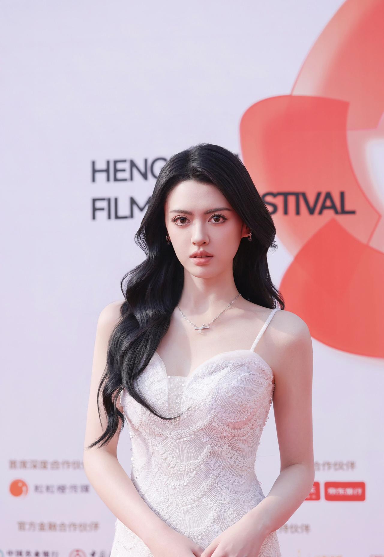 胡艺严红毯造型，白色钉珠吊带裙，清冷白月光太惊艳