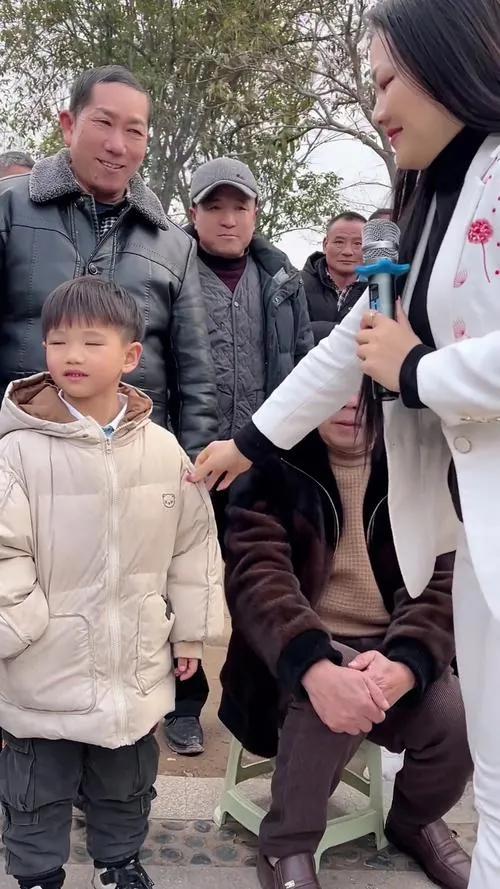 7岁男童跟随老姥爷，手捧鲜花，踏上为无名烈士扫墓的征程。在庄严的烈士墓前，他认真