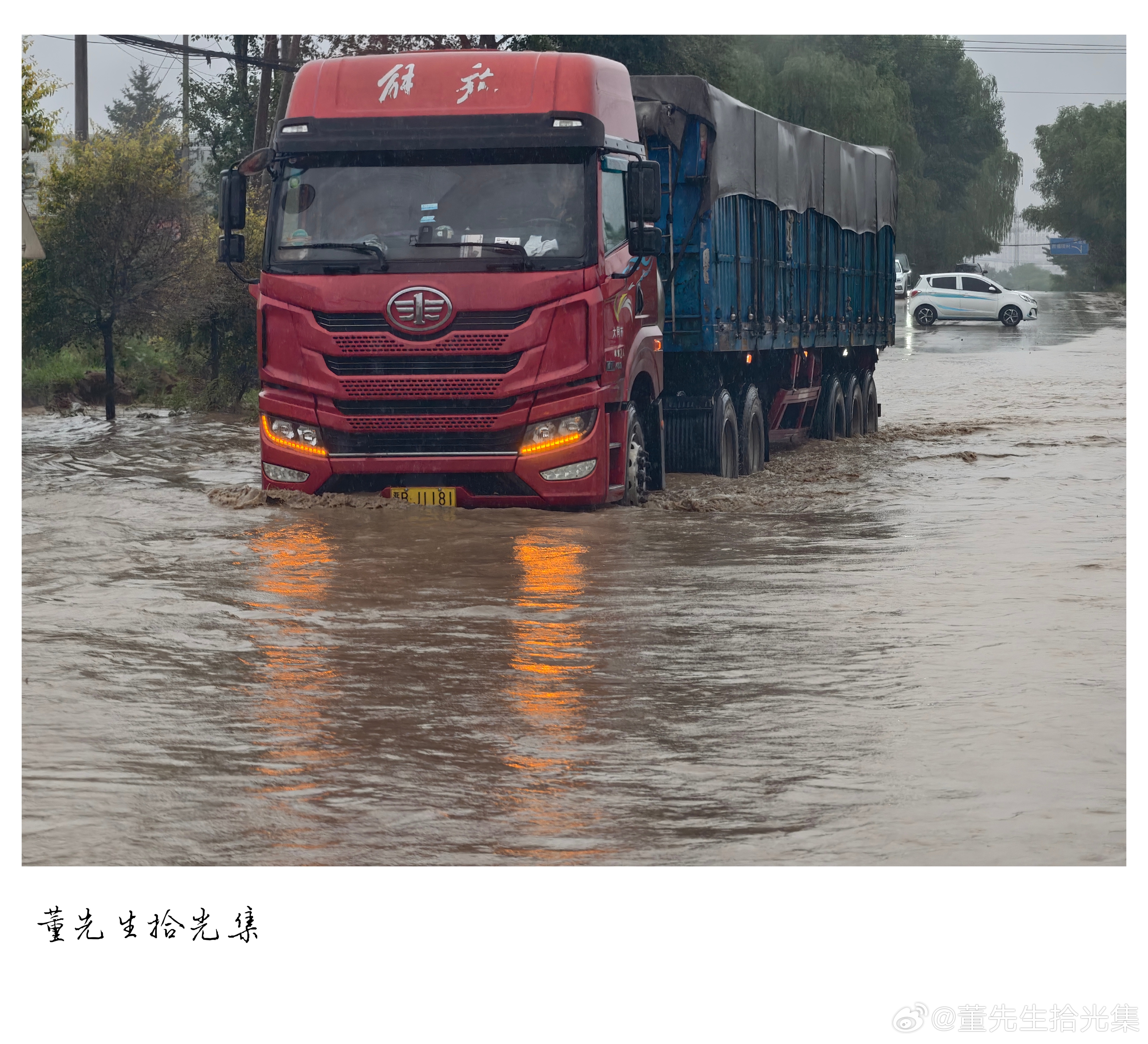 贺新郎·端午觉山遇雨古刹吞云岫。正端午、香蒲垂露，粽香盈袖。谁遣雷车轰空翠，骤雨