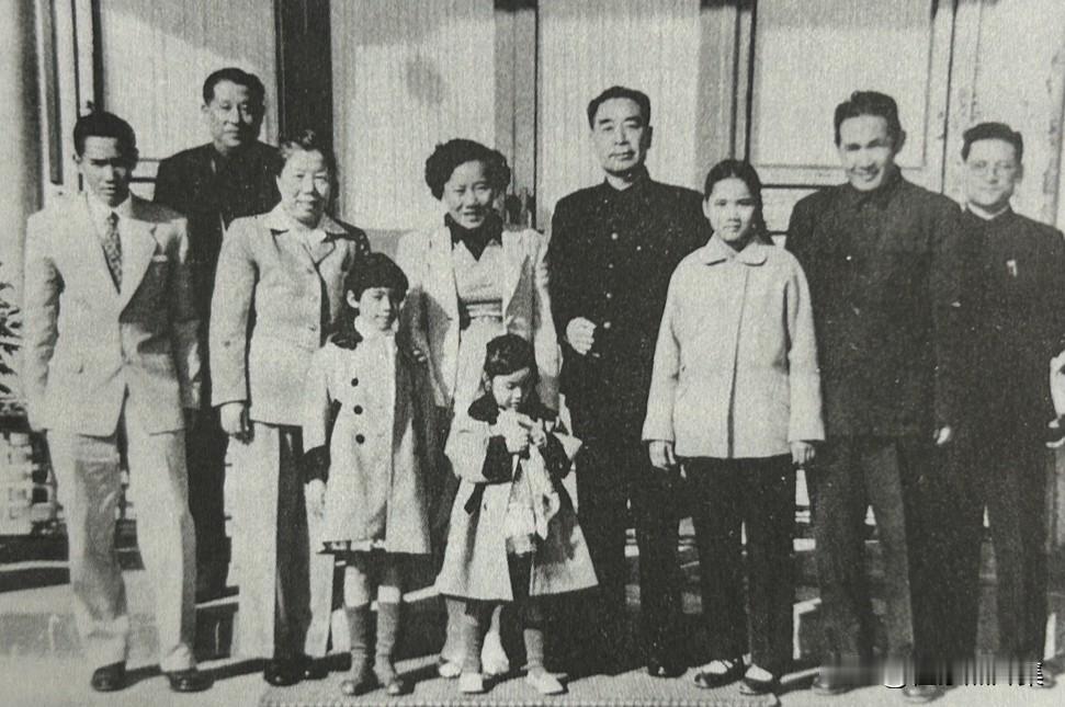 1956年8月，泰国总理銮披汶的首席顾问桑·帕他诺泰为了表达对中国的友好诚意，将