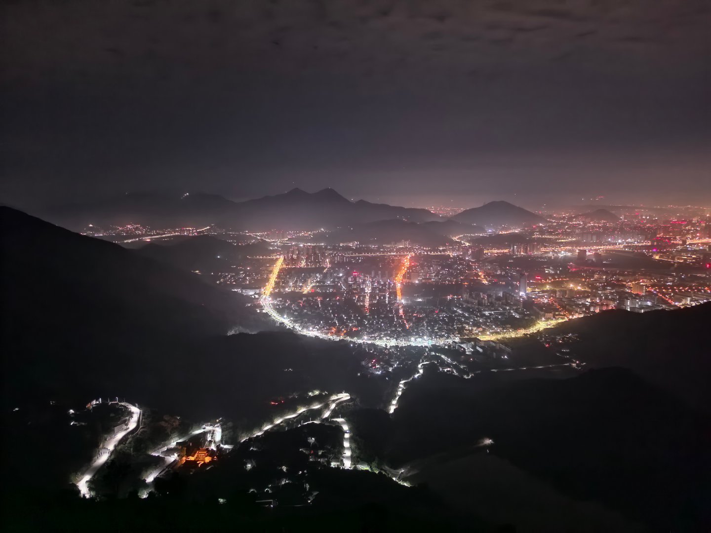 背对黑夜走向光明，​直到朝阳刺向双眼，新的一天又开始了。  ​​​