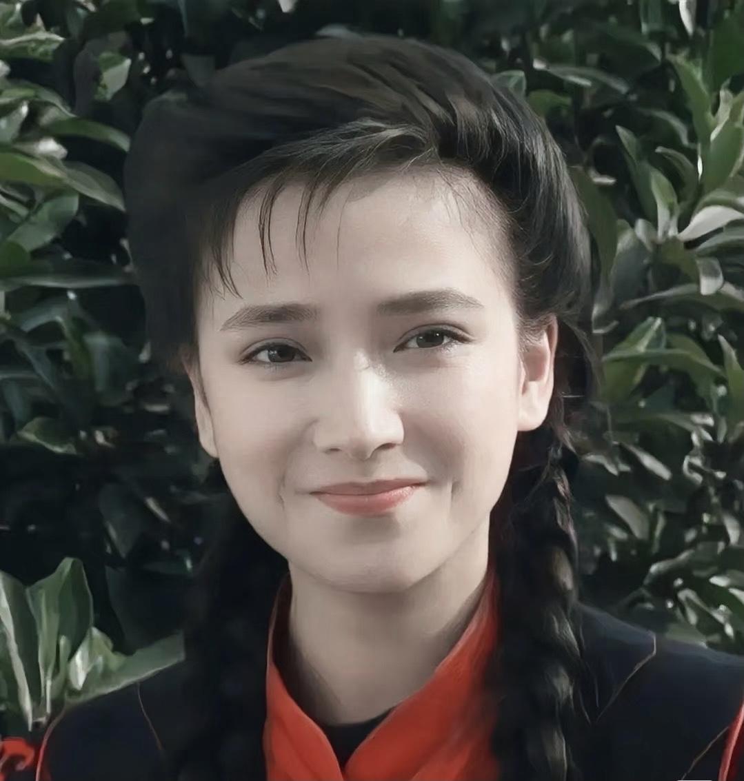 何晴的告别仪式最令人动容的，

不是来了那么多影迷和朋友，

也不是儿子许何感人