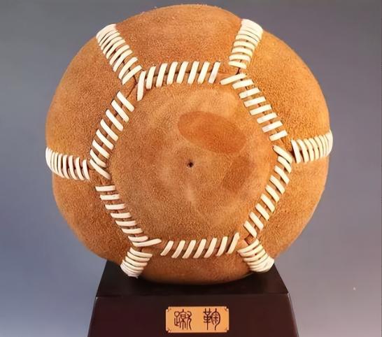 1978年，湖南考古队探索一座宋代古墓，期待找到价值连城的珍宝。

忽然有个棺木