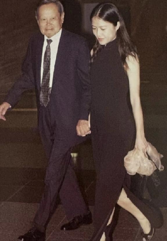 翁帆：他没有教我物理，他教我开车！
 
在一本书中，翁帆这样自述道：他沒有教我物
