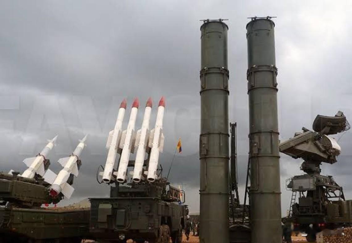 俄罗斯向委内瑞拉提供了：

24架苏-30MK2V战斗机

超过50架米-17V