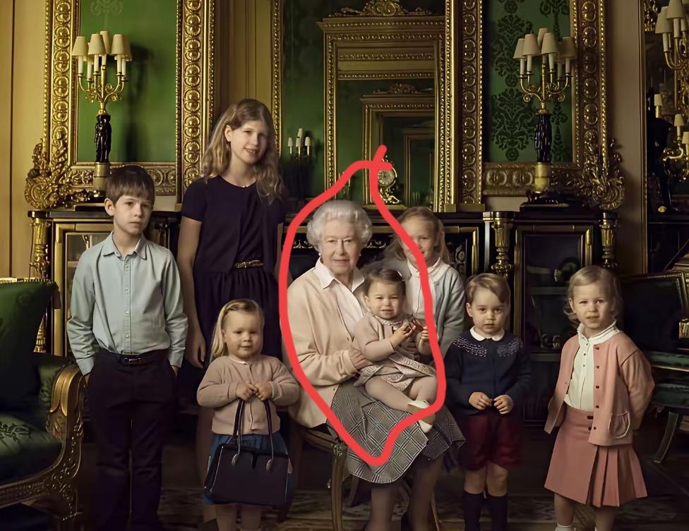 这样一看，英女王最爱的第四代，还是夏洛特呀！
为何？
这位小公主，在英女王看来，