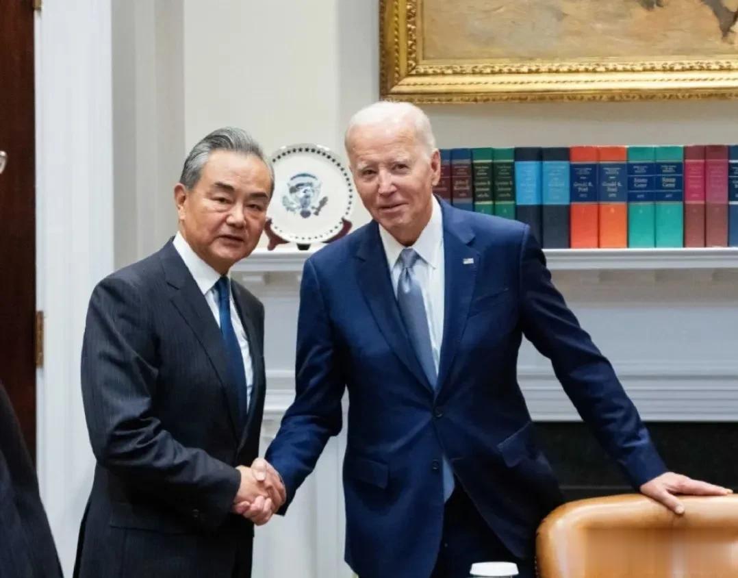从一张白宫照片看中美两种格局，外长神情凝重，博弈道阻且长。很多人都已经看到王毅外