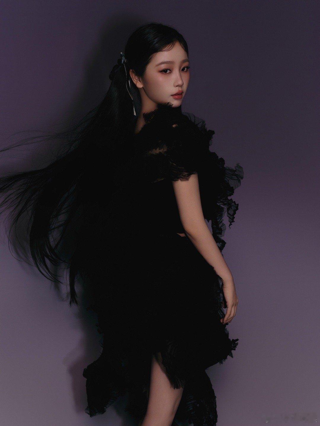 #虞书欣蕾丝纱裙# 虞书欣最新造型来了，蕾丝纱裙美翻了，好像一只高贵黑天鹅在翩翩