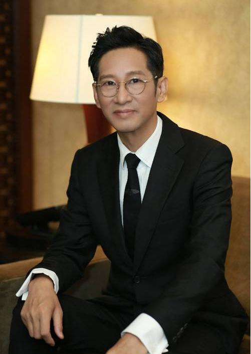 今年五十八岁的演员王劲松，一辈子未曾成婚，也无子嗣牵绊。曾有记者私下问他，漫长余