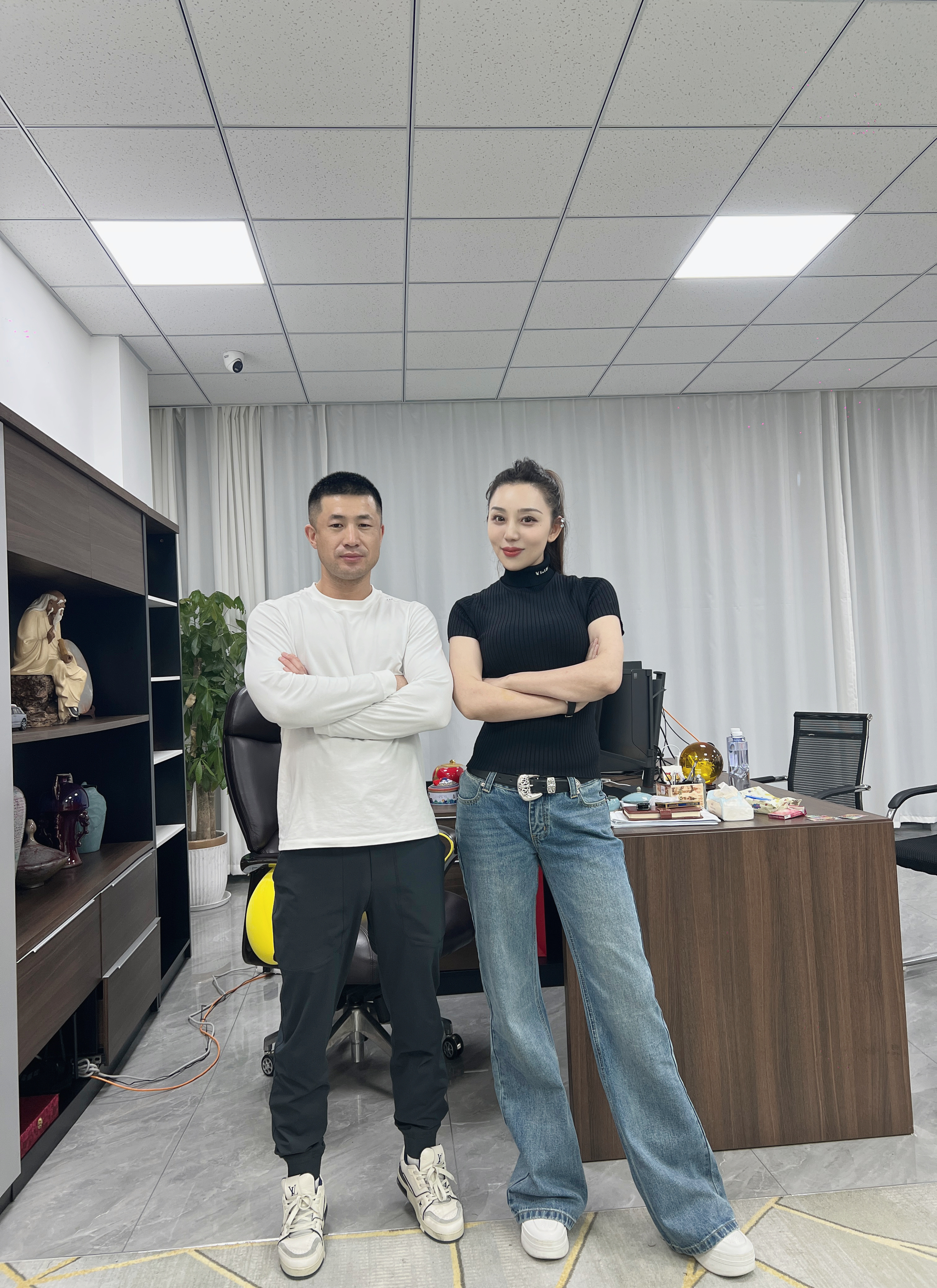 这张照片找亮点……[偷笑] （希望洋，早点结婚找到幸福）  ​​​