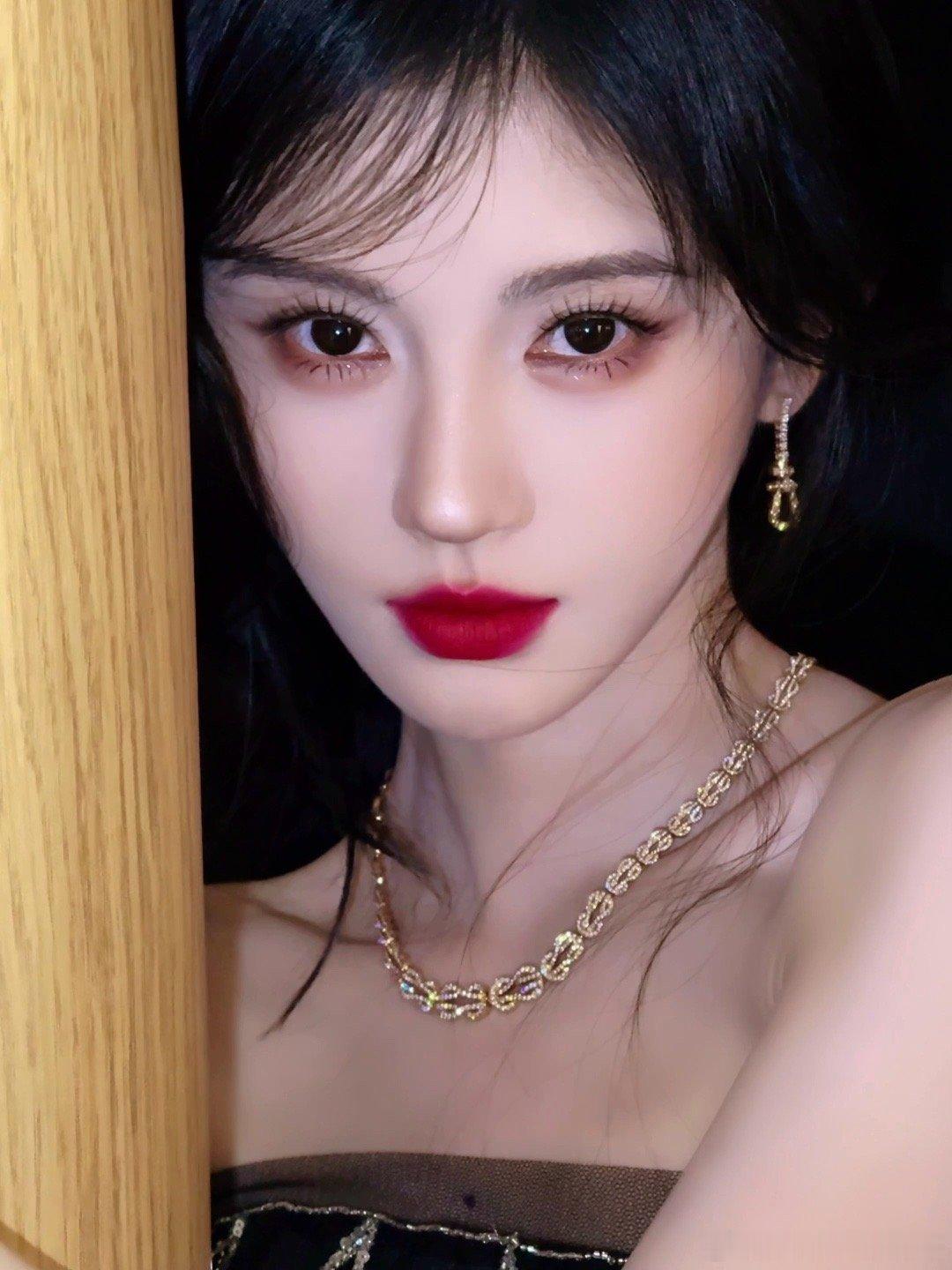 鞠婧祎 蛇女感觉鞠婧祎这一次的蛇女造型真的是太明艳了，这个蛇蝎美人妆真的好适合她
