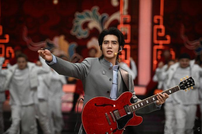 辽宁春晚于适骑马出场 辽宁春晚 2026辽宁春晚，于适身着西装骑骏马而来，潇洒姿