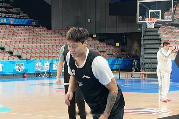 北京男篮vs青岛男篮 又捕捉到了大雷子的美照！首钢踩场除了周琦，基本都在。赵睿是