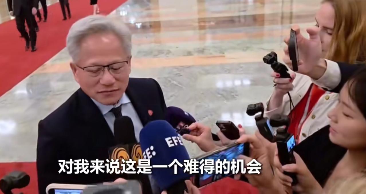 刷到一条媒体记者采访黄仁勋的视频，大疆Osmo Pocket足足有四台，证明在专