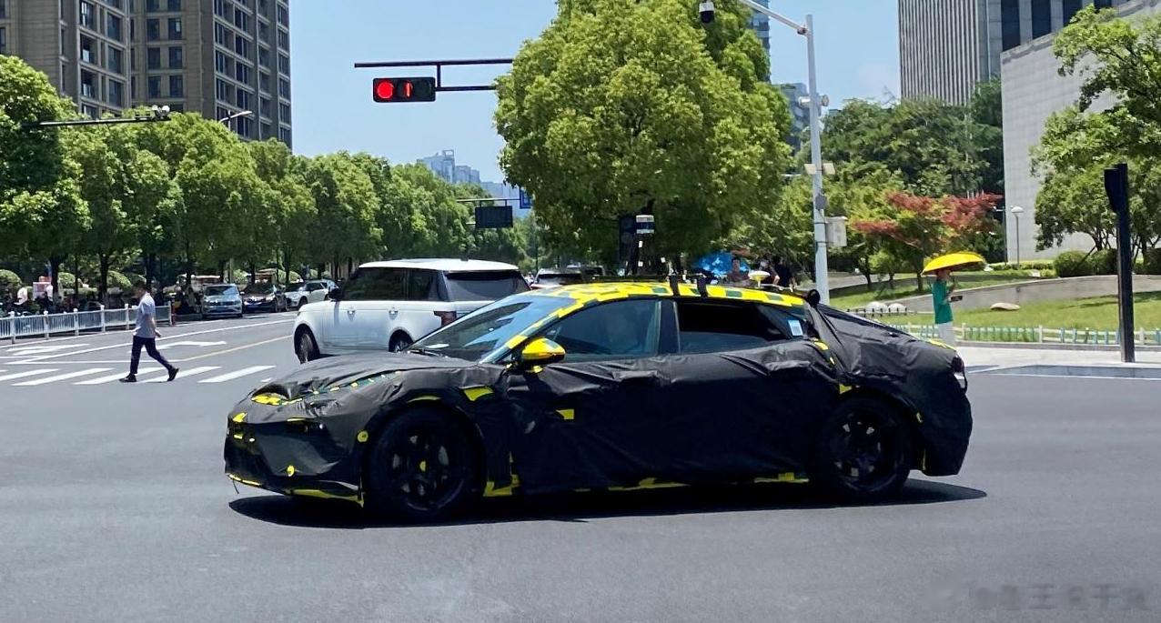 路特斯TYPE 133国内测试谍照曝光，新车将定位四门中大型轿车，采用纯电动动力