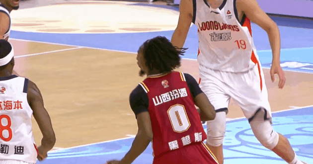 郭士强后悔了吧！张宁在cba俱乐部打广州队状态神勇，堪比外援，恕我直言，横向对比