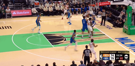 字母哥这球走步了没？nba三分之二的场地只运了一次球就上演劈扣，究竟是天赋好，还