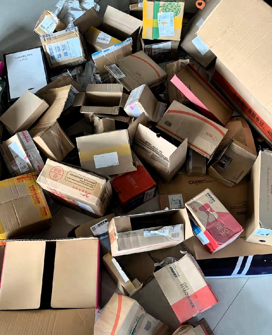 成年人的体面，是邻居悄悄递来的台阶
 
人被逼到没路走的时候，真的会咬着牙给自己