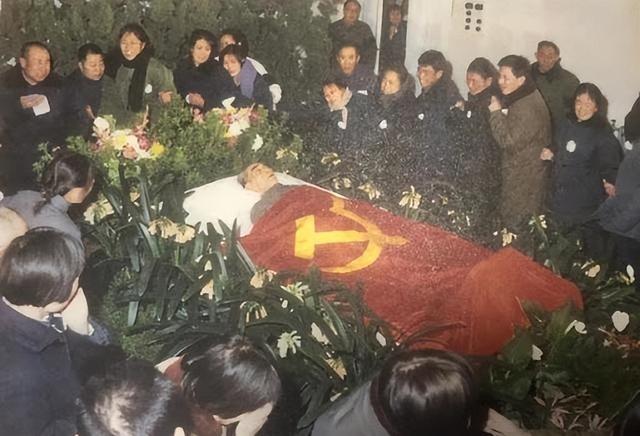 1976年，是一个不平凡的年份，不仅三位伟人相继离世，只剩下叶剑英元帅苦苦支撑，