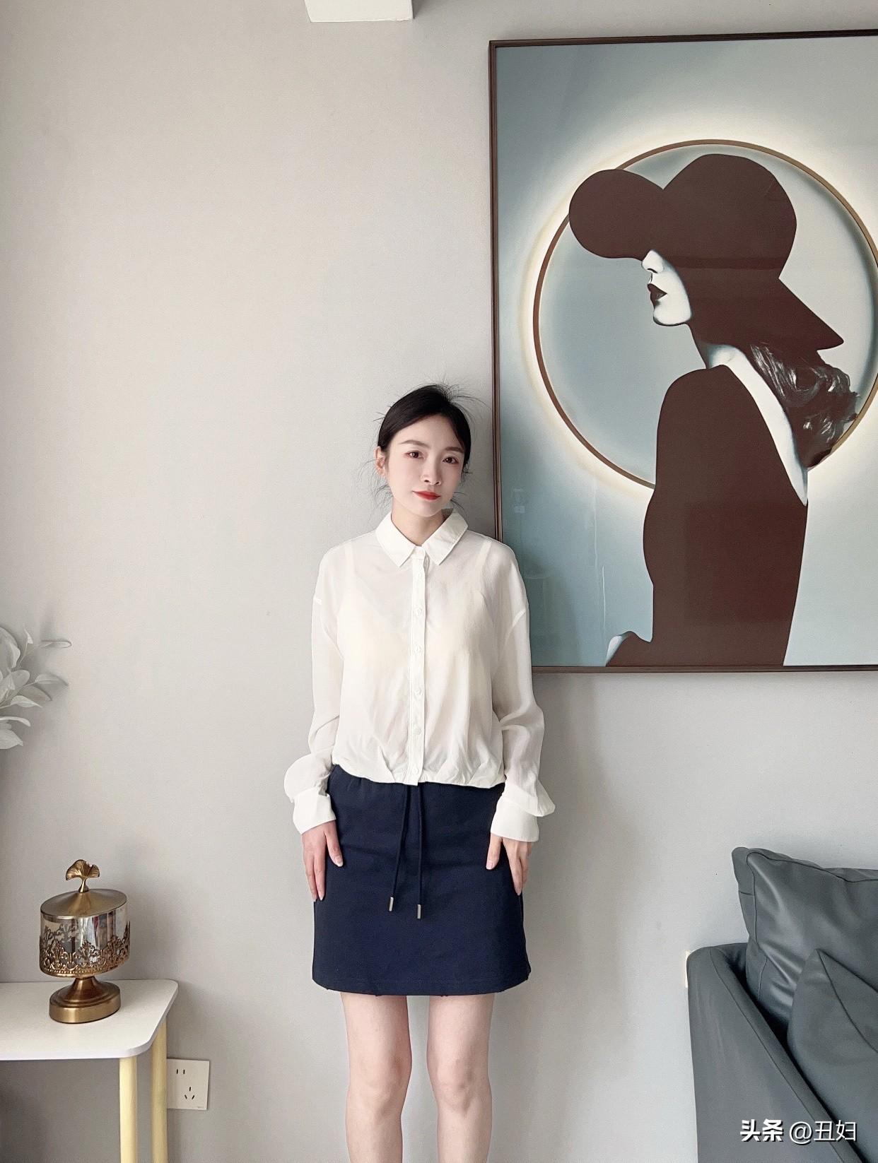 白色衬衫永远不会过时，它百搭又实用。选一件宽松微透的白衬衫，慵懒又隔热，营造出随