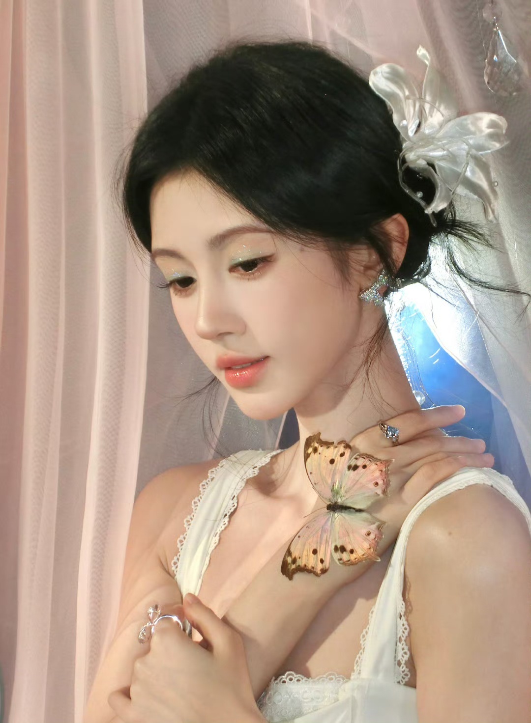 鞠婧祎[超话]鞠婧祎白色鸢尾花鞠婧祎白色头纱鞠婧祎白色头纱好美 ​​​