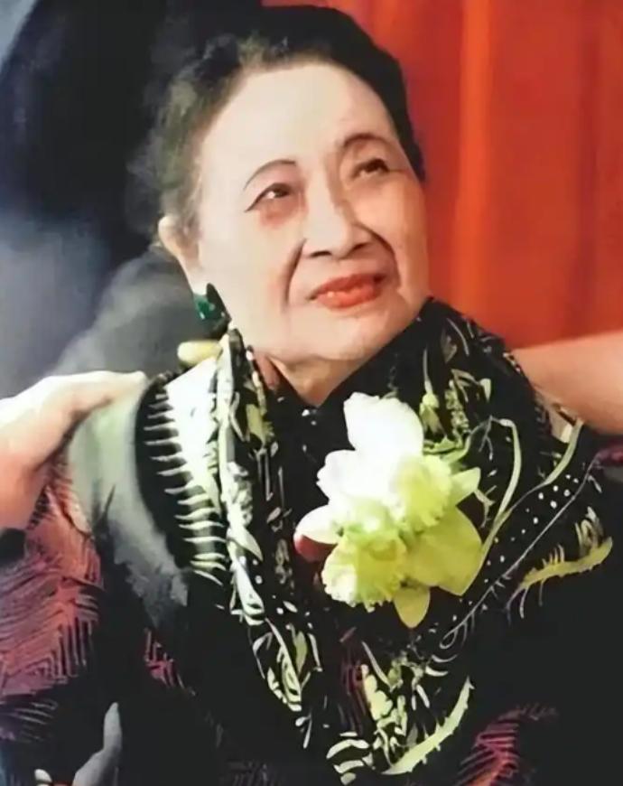 宋美龄106岁去世，贴身厨子回家后不久自尽，事后妻子含泪透露缘由:是上面逼的！