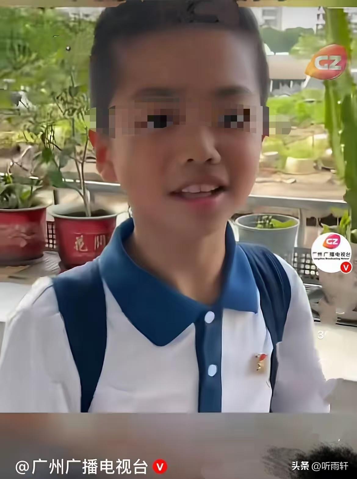 孩子明明会粤语，推门第一句还是普通话。
妈妈没催没教，只回一句：我和你不熟啊。