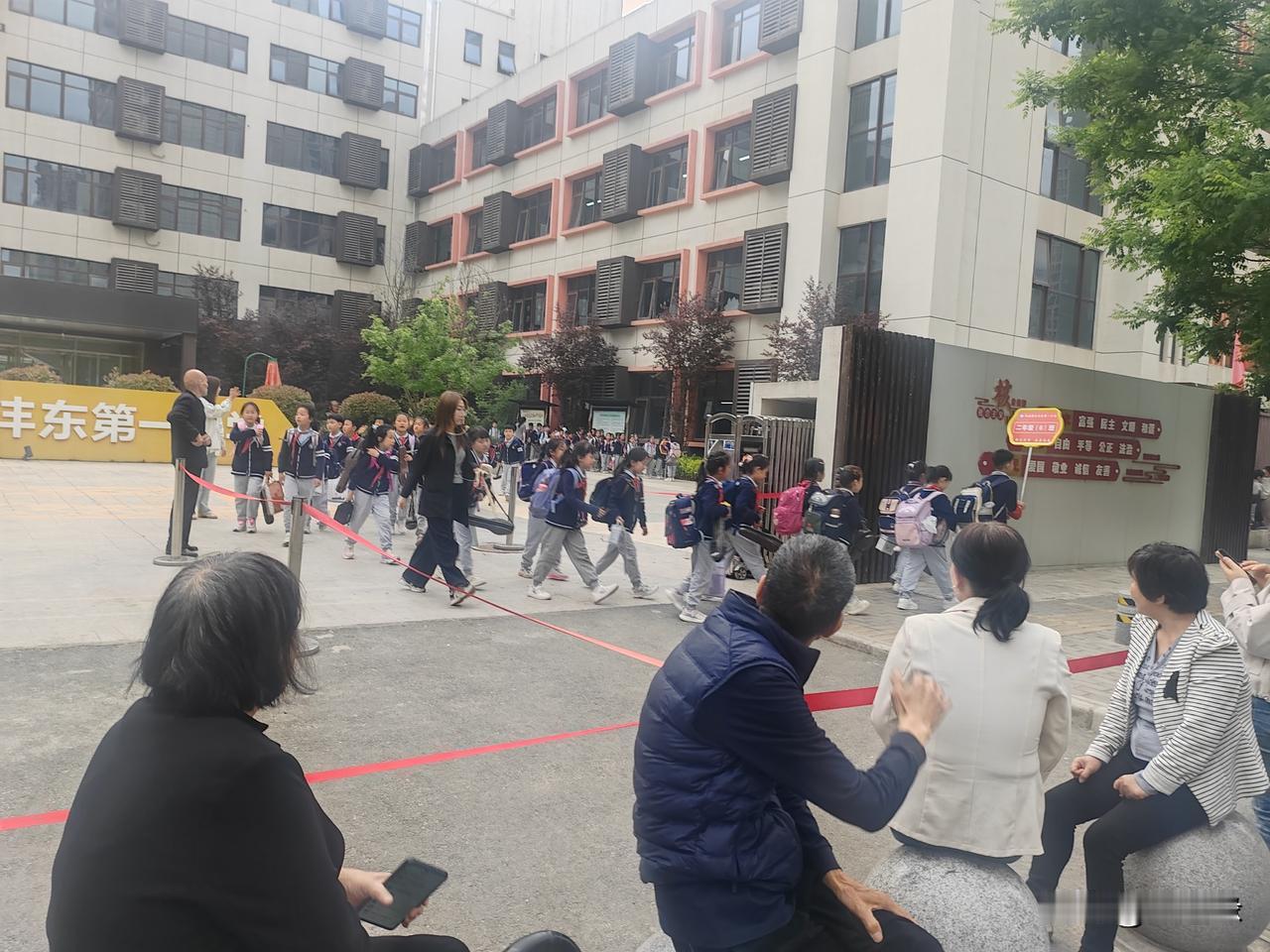 五一小长假，总算是盼来了！
这会儿的天气最是讨喜，不冷不热的，裹着件薄外套出门刚